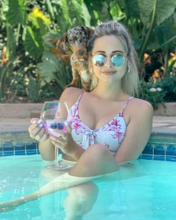 Girls With Dogs (33 pics)