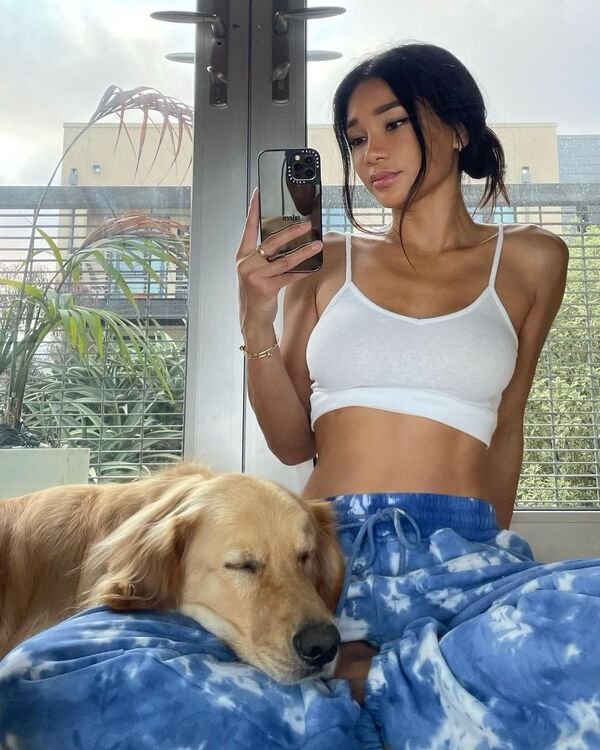 Girls With Dogs (33 pics)