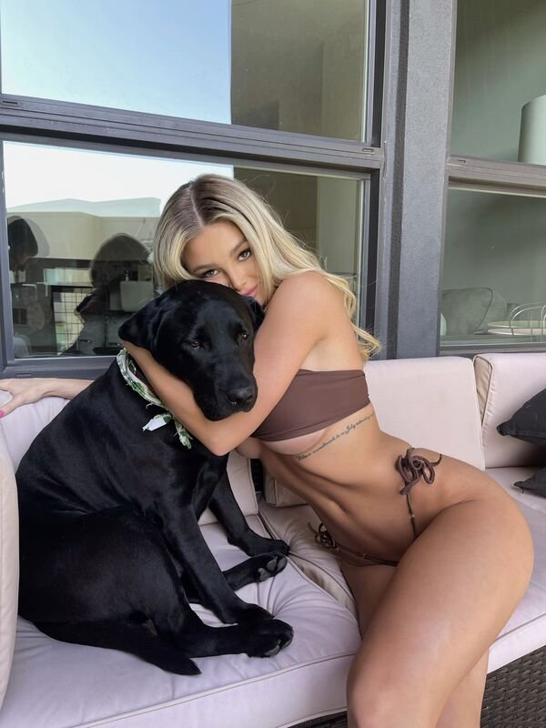 Girls With Dogs (33 pics)