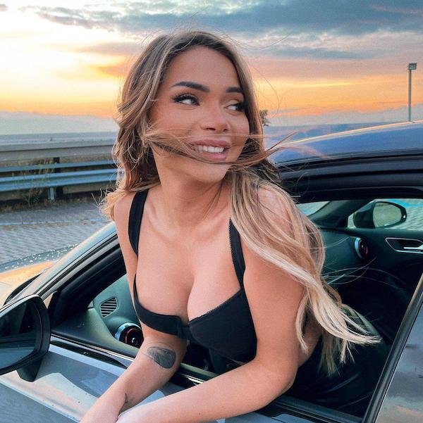 Hot Car Selfies (38 pics)