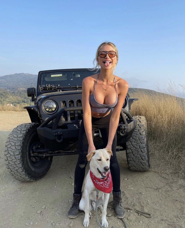 Girls With Dogs (33 pics)