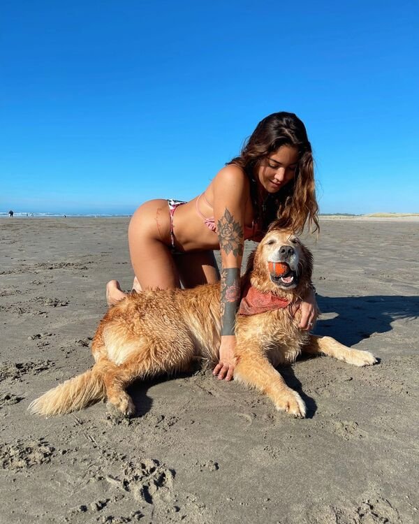 Girls With Dogs (33 pics)