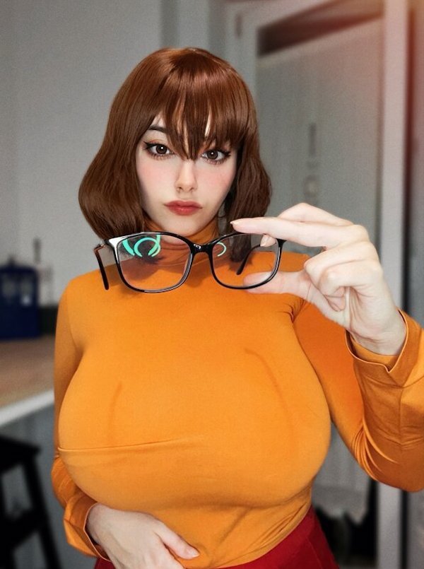 Busty Girls (39 pics)