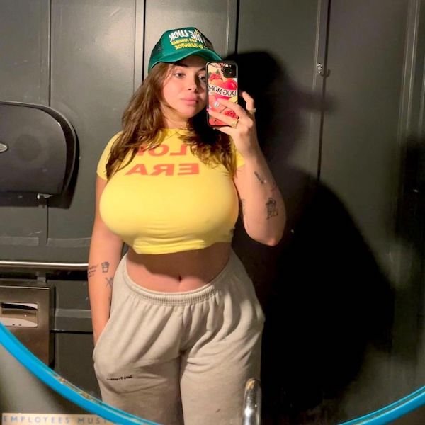 Busty Girls (39 pics)