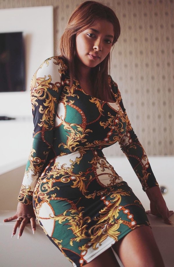 Busty Girls (39 pics)