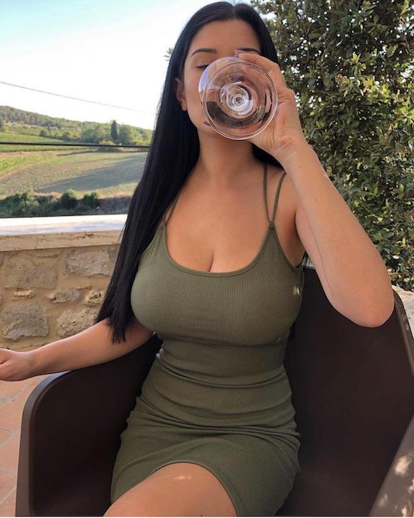 Busty Girls (39 pics)