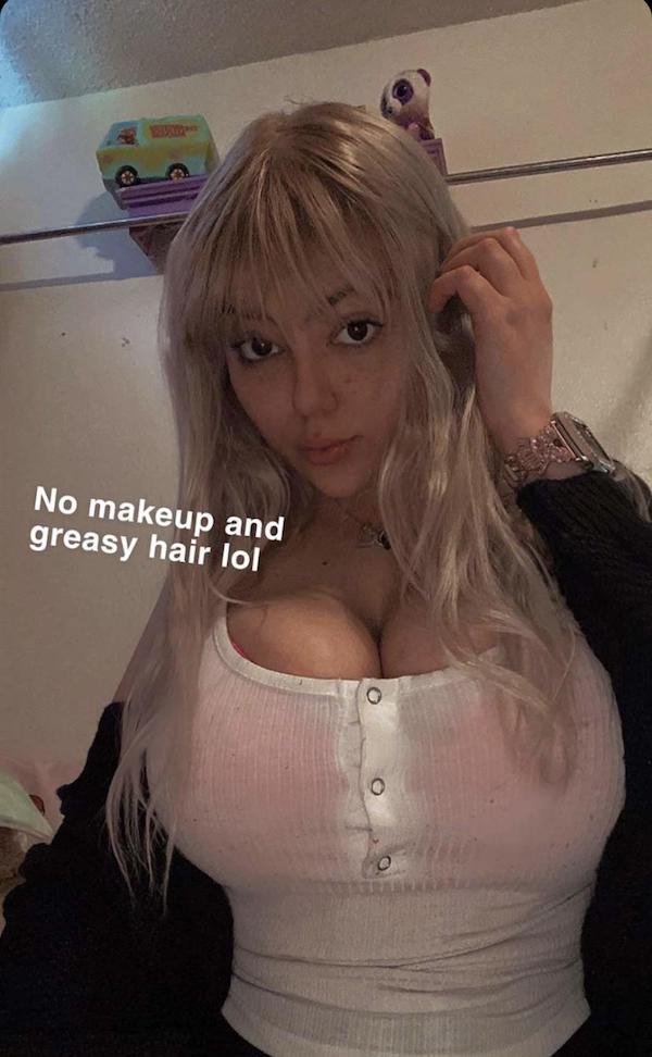 Busty Girls (39 pics)