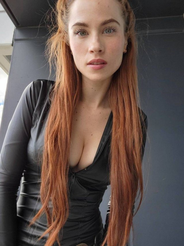 Busty Girls (45 pics)