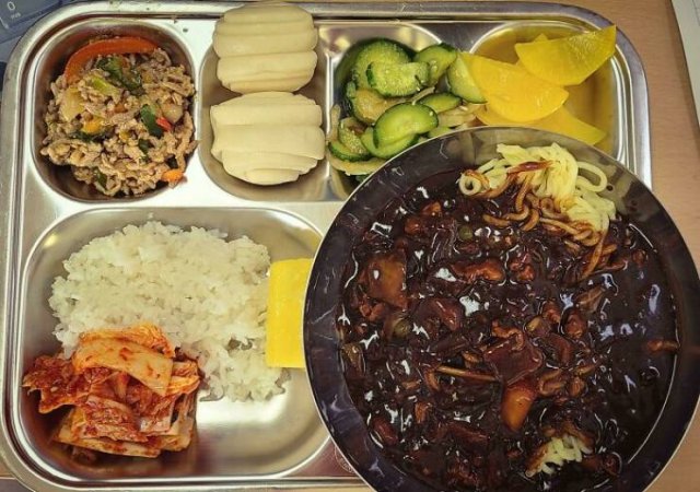School Lunches In Different Countries (30 pics) School Lunches In Different Countries (30 pics)