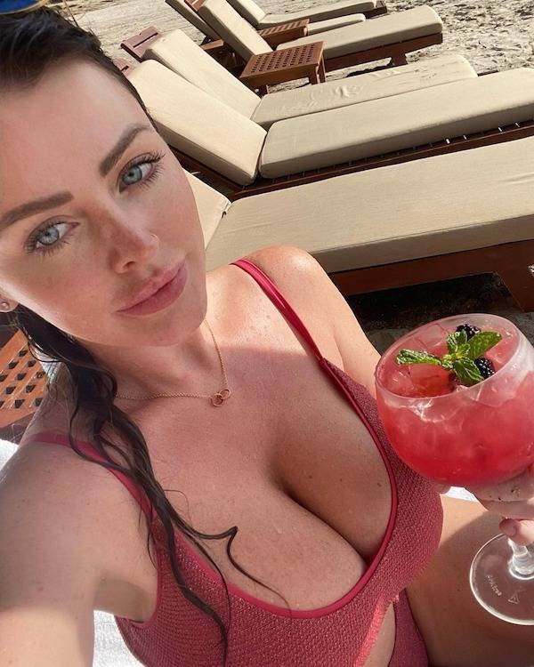 Girls And Drinks (37 pics)