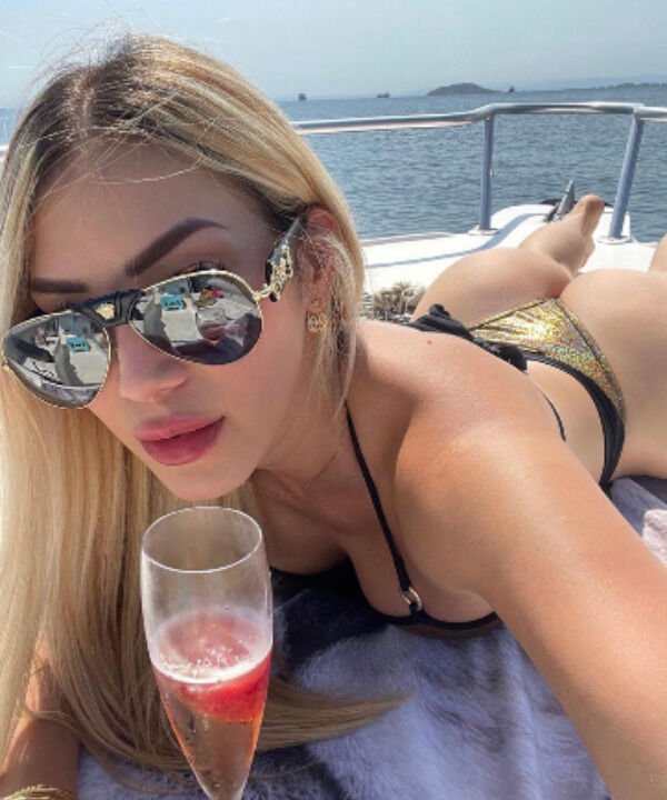 Selfie Girls (35 pics)