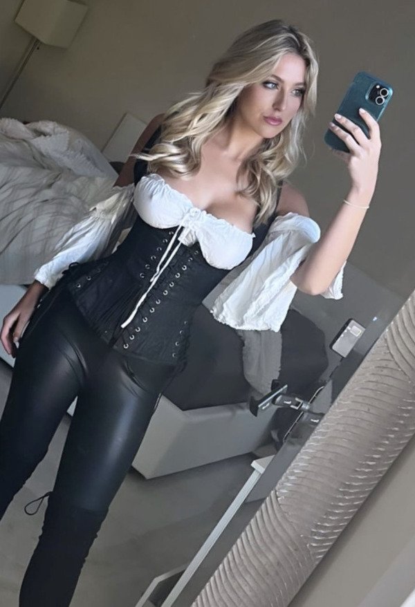 Girls In Corsets (33 pics)