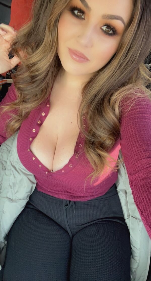 Busty Girls (42 pics)