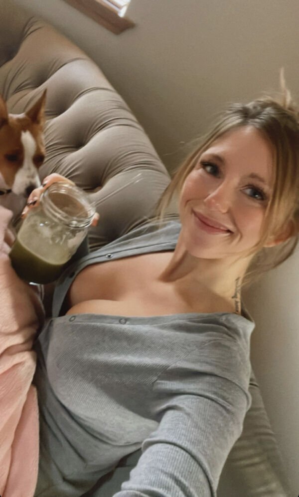 Busty Girls (42 pics)