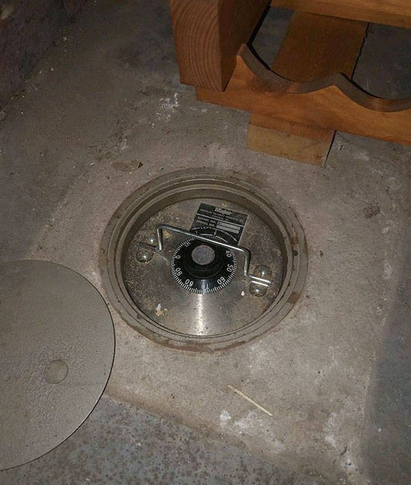 Creepy Finds In Houses (24 pics) Creepy Finds In Houses (24 pics)