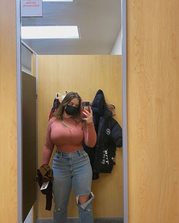 Busty Girls (41 pics)