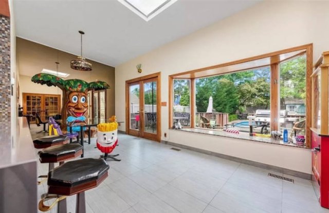Strange Estate Listings (31 pics)