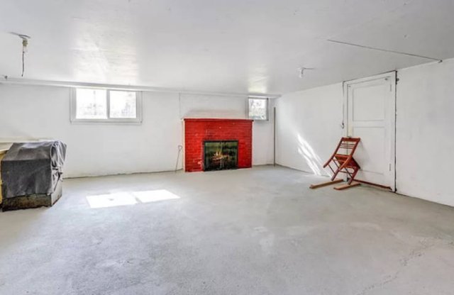 Strange Estate Listings (31 pics)