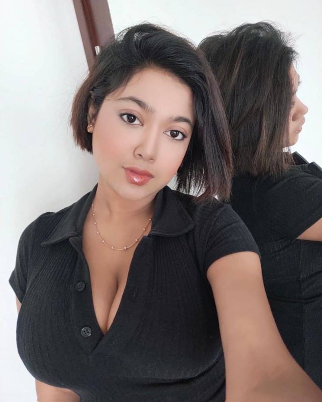Busty Girls (47 pics)