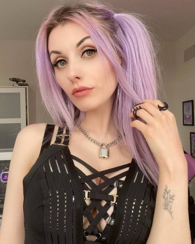 Girls With Dyed Hairs (46 pics)