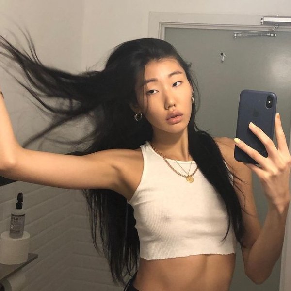 Braless Girls (34 pics)