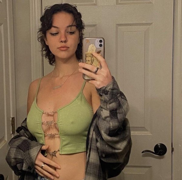 Braless Girls (34 pics)
