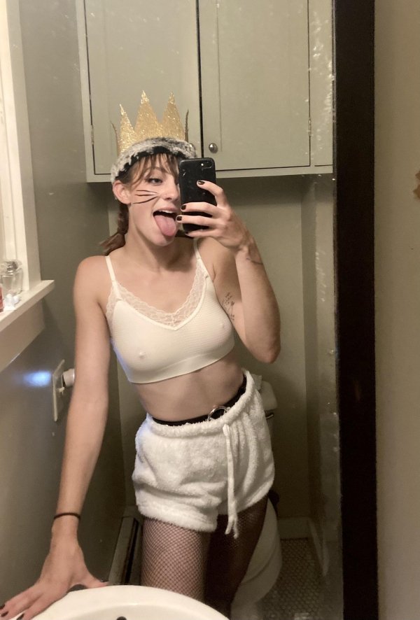 Braless Girls (34 pics)