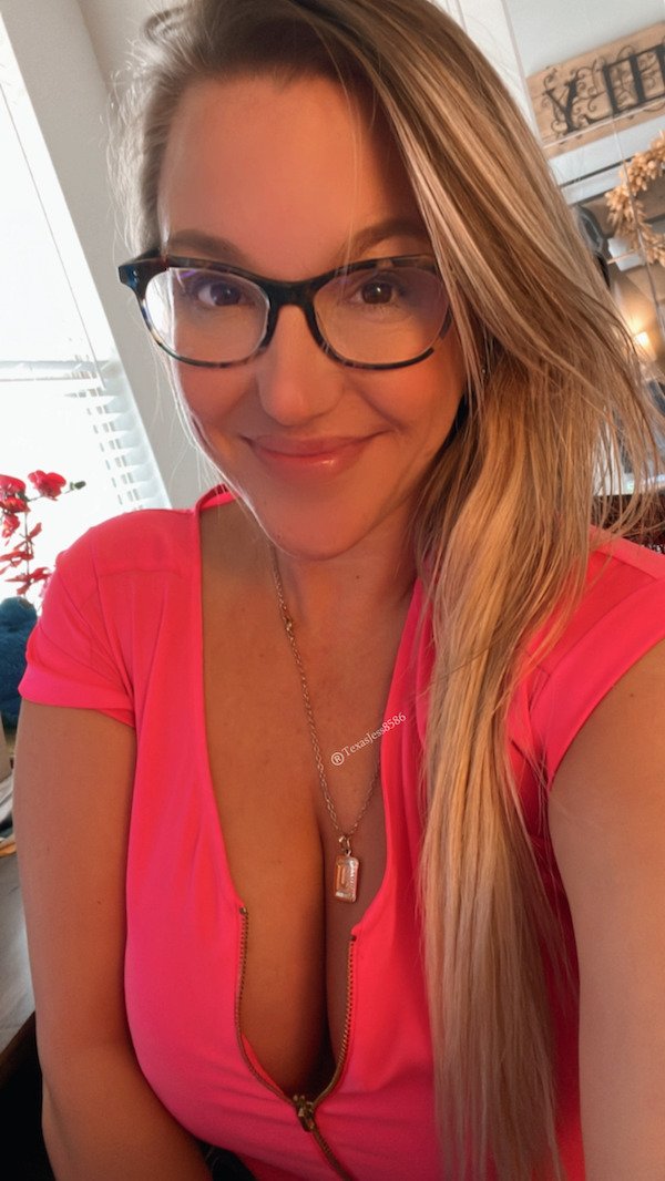 Busty Girls (71 pics)