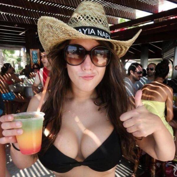 Girls And Drinks (30 pics)