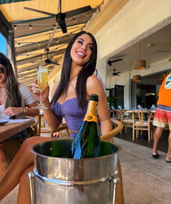 Girls And Drinks (30 pics)