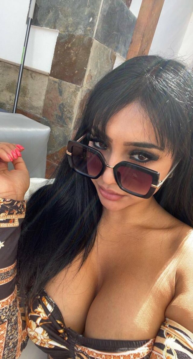 Busty Girls (53 pics)