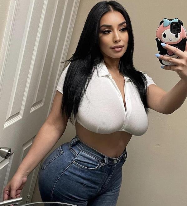 Busty Girls (42 pics)
