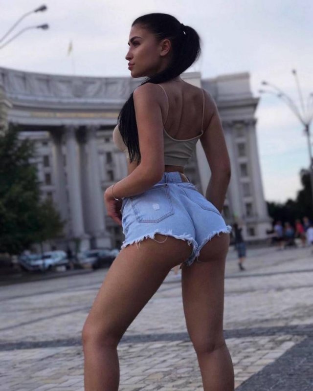 Girls In Shorts (50 pics)