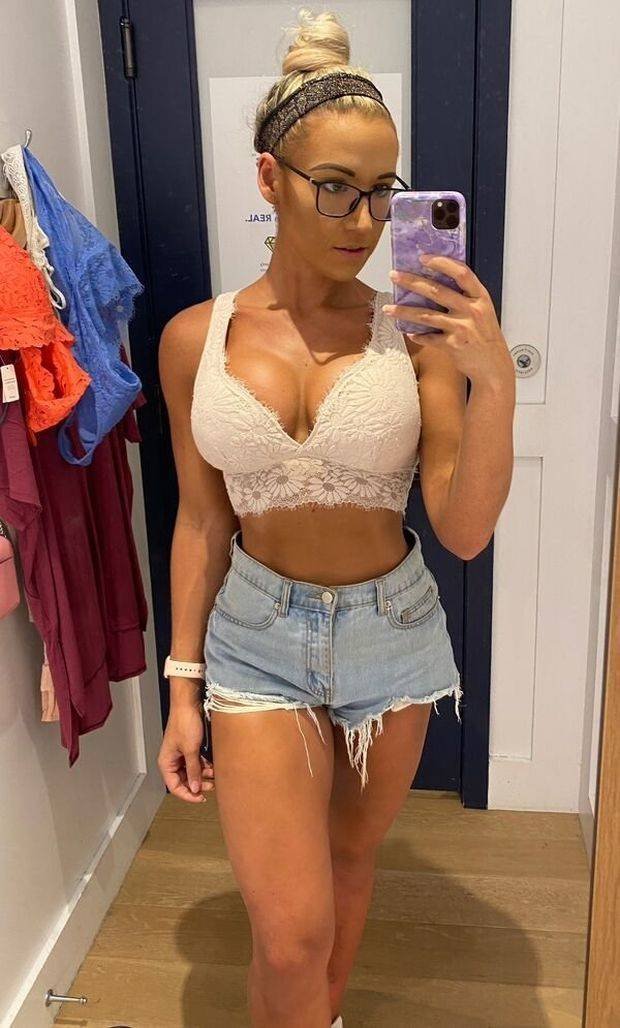 Girls In Shorts (50 pics)