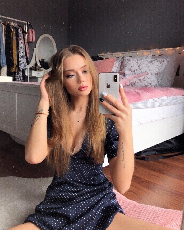 Girls In Dresses (37 pics)
