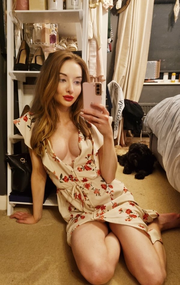 Girls In Dresses (37 pics)