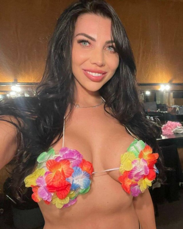 Selfie Girls (21 pics)