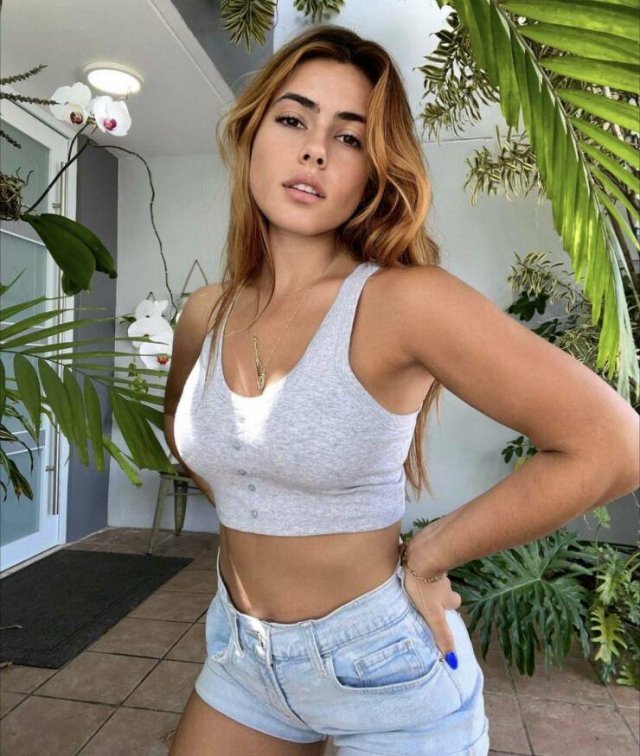 Girls In Shorts (48 pics)