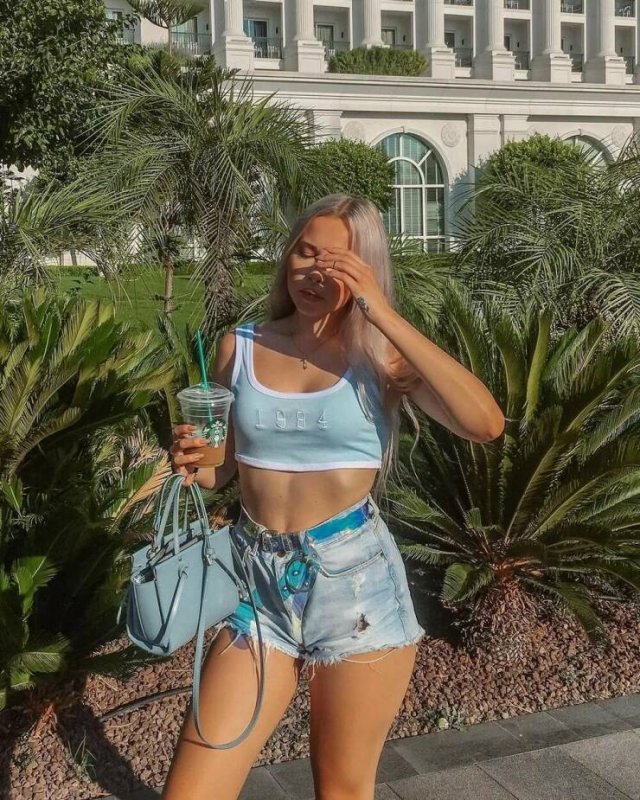 Girls In Shorts (48 pics)