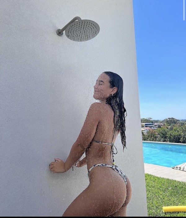 Wet Girls (39 pics)