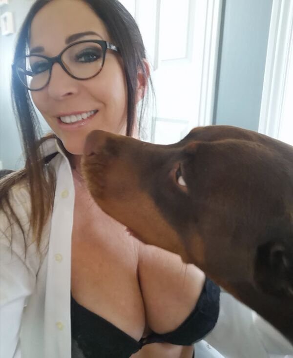 Busty Girls (40 pics)