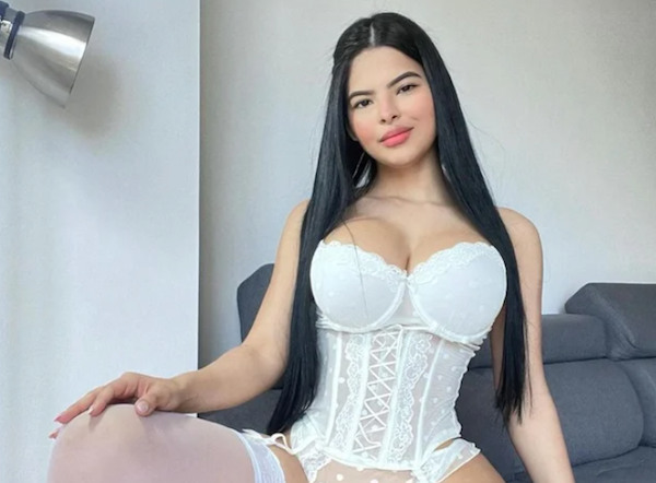 Busty Girls (40 pics)