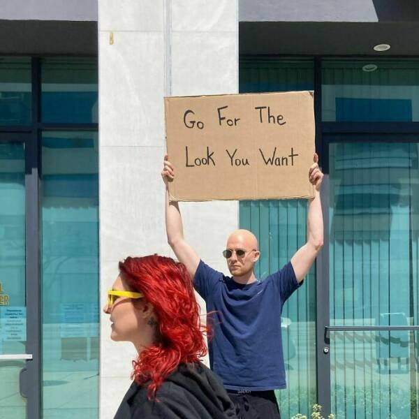 Dude With Funny Signs (34 pics)