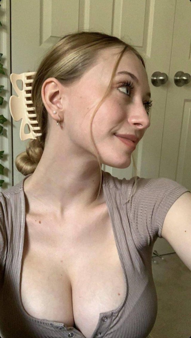 Busty Girls (50 pics)