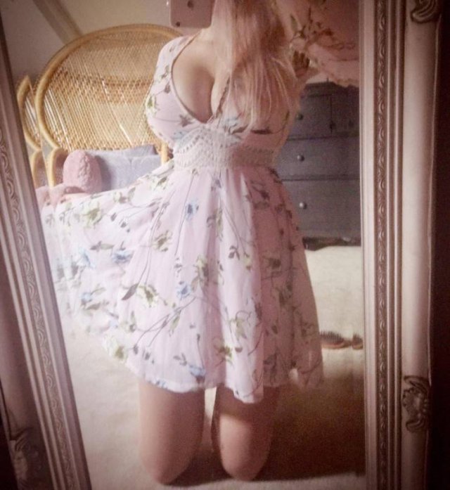 Busty Girls (50 pics)