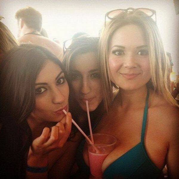 Girls And Drinks (25 pics)