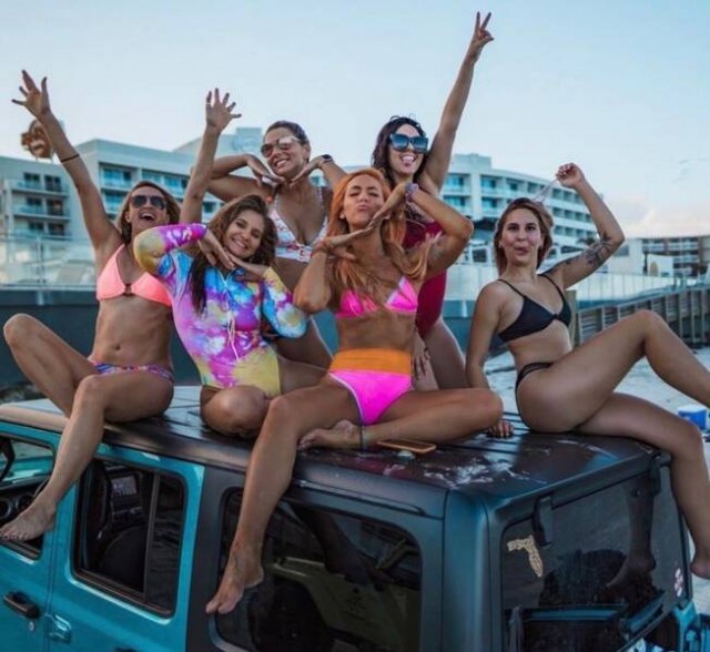 Girls And Cars (31 pics)