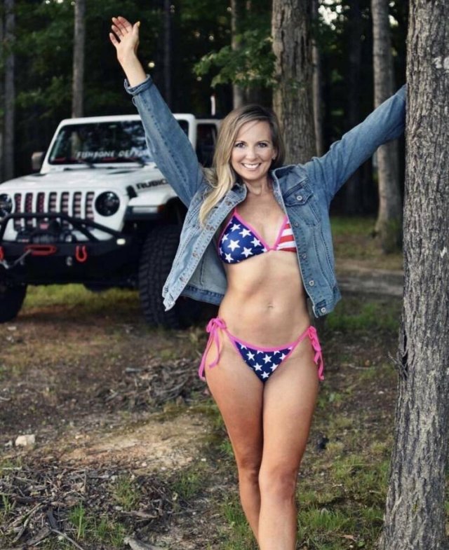 Girls And Cars (31 pics)