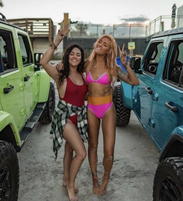 Girls And Cars (31 pics)