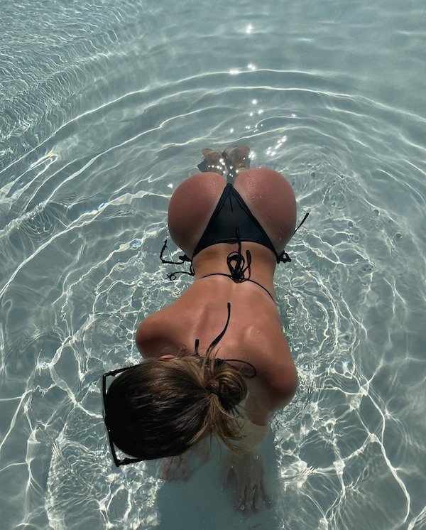 Hot Girls (34 pics)